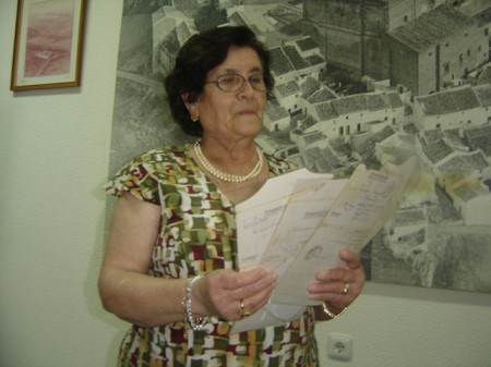 María Barrera, con las cartas de su padre.