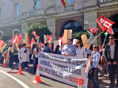 Pancarta desplegada por los alcaldes de Espera y Alcalá del Valle.