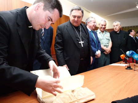 Participantes en el acto de presentación de los manuscritos recuperados.