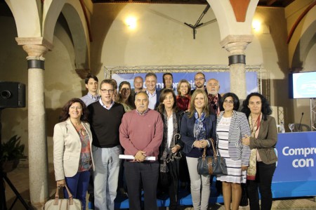 Fernando García, con otros miembros del PP.