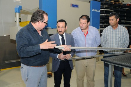 López Gil, con el empresario y el alcalde de Espera, en la planta de industria aeronáutica.
