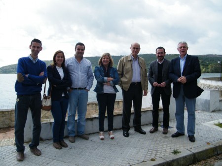 Irene García, con el alcalde y otros miembros del PSOE, en el embarcadero de Bornos.