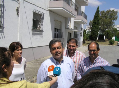 El delegado territorial de Fomento y Vivienda, con los alcaldes de Villamartín, Espera y Alcalá del Valle.