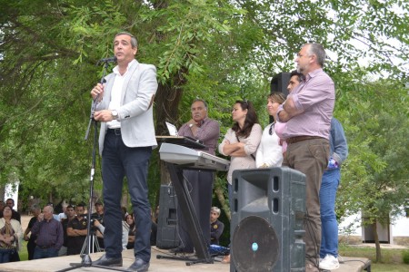 El diputado de Desarrollo y Bienestar Social, Antonio García, con el alcalde de Zahara, Juan Nieto, y otros representantes políticos.