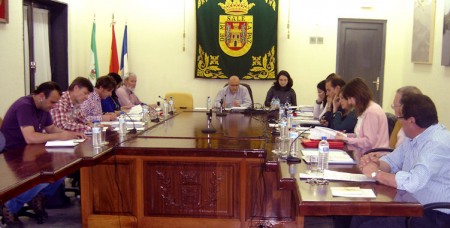 Asistentes al último pleno municipal de Olvera.