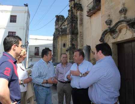 Antonio Sanz, con el alcalde, José Luis Núñez, y otros miembros del PP, ante el Convento de la Encarnación de Arcos.