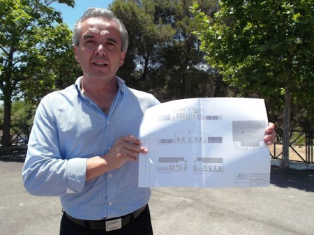 El alcalde de Villaluenga, Alfonso Moscoso, con los planos de la Escuela del Queso.