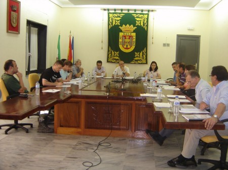 Asistentes al pleno de Olvera del 15 de julio de 2013.