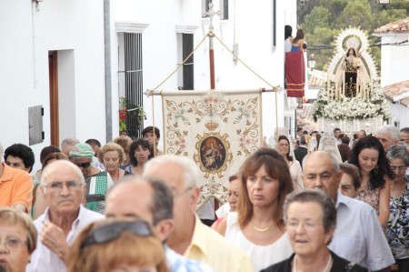 Participantes en la procesión.