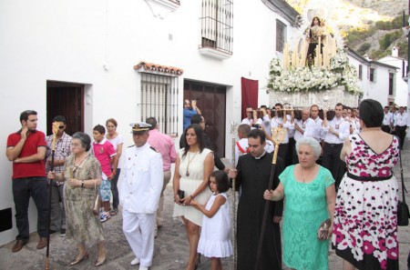 La alcaldesa y el párroco, al frente de la comitiva.