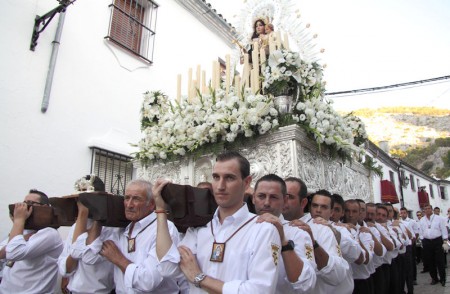 El paso de la Virgen, llevado a hombros.