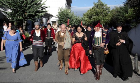 El actor Álvaro de Luna, con la alcaldesa de Grazalema, María José Lara, y otros recreantes.