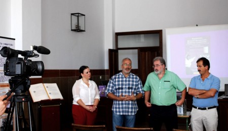 Presentación del acto: de izquierda a derecha, la concejal de Cultura, Rocío Ruiz, el arqueólogo Jesús López, Luis Javier Guerrero y el alcalde de Setenil, Cristóbal Rivera. (Foto. Manuel Castro).