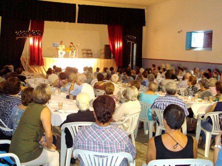 Javier Perez, aspirante local de “Se llama Copla” durante su actuación el Dia del Mayor en Algodonales.