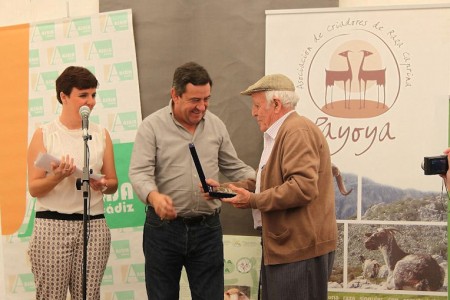 El presidente de la Diputación entrega un premio en la Feria de Ganado de Benaocaz.