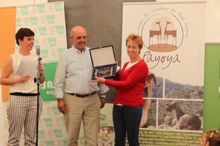 Entrega de premio en la Feria de Ganado de Benaocaz.