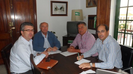 El alcalde de Villamartín, con los representantes de la comunidad de regantes.