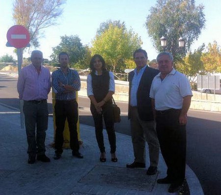 El diputado provincial Bernardo Villar y la alcaldesa de El Bosque, Inmaculada Gil, entre otros, en la visita a la rotonda.