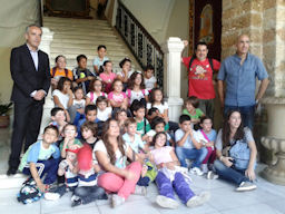 Alumnos de Villaluenga, en la Diputación de Cádiz, con el alcalde y profesores.