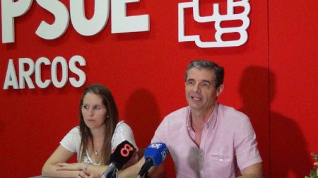 El portavoz socialista de Arcos, en rueda de prensa.