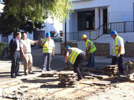 El diputado de Infraestructuras, Eduardo Párraga, y el alcalde de Prado del Rey, José Ramón Becerra, en su visita a las obras.