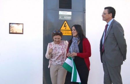 La alcaldesa de Grazalema, tras  descubrir la placa conmemorativa de la puesta en servicio de la nueva línea. Junto a ella, la delegada territorial de Economía e Innovación de la Junta de Andalucía y el director de Endesa de la división Andalucía Occidental y Extremadura.