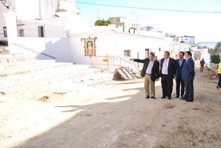 Representantes de Diputación y Ayuntamiento de Arcos visitan las obras.