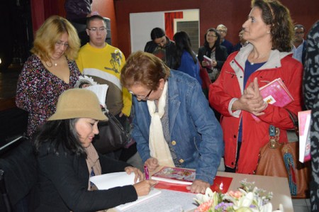 La auotra, durante la firma de libros.