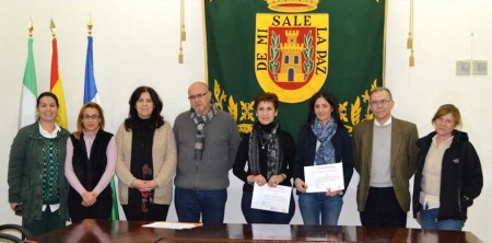 Las ganadoras, con el alcalde de Olvera, José Luis del Río, y el diputado provincial Eduardo Párraga.