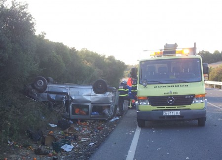 Los bomberos, durante su actuación tras el accidente.