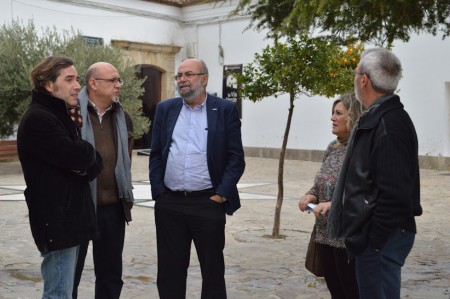 El viceconsejero de Turismo, con el alcalde y otros miembros de la corporación de Olvera.