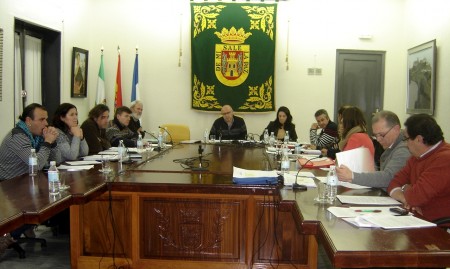 Asistentes al pleno del Ayuntamiento de Olvera.