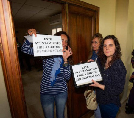 Protesta en el Ayuntamiento de El Bosque (Foto difundida por el PA).