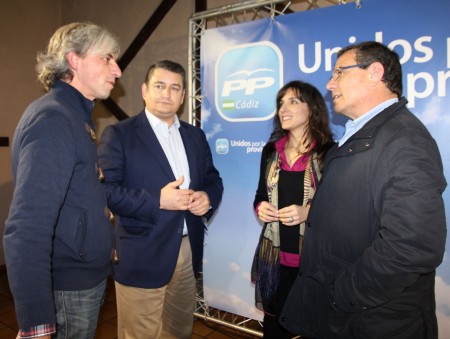 José García Carrasco conversa con Antonio Sanz, Inmaculada Gil y el vicepresidente de Diputación.