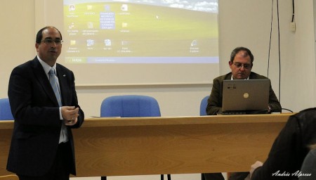 El alcalde, Juan Luis Morales, presenta al conferenciante, José María Gutiérrez.