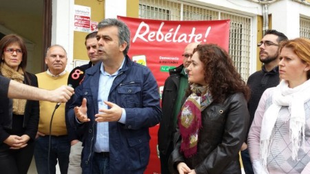 El coordinador provincial de IU, Manuel Cárdenas, con otros miembros de IU, en la entrada del edificio de la Mancomunidad de la Sierra, en Villamartín.