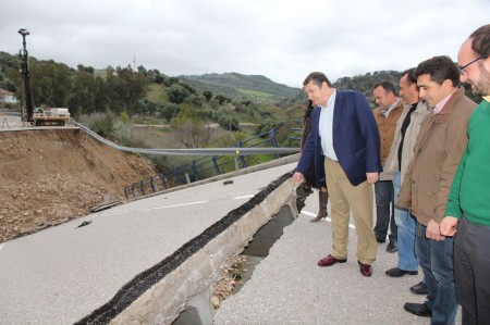 Antonio Sanz, con sus acompañantes, ante el derrumbe.