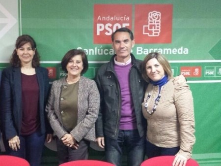 El alcalde de Villamartín, José Luis Calvillo, entre Irene García y María Josá Sánchez Rubio.