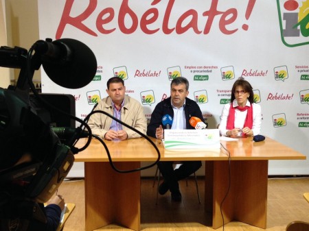 El coordinador provincial de IU, Manuel Cárdenas, entre Dolores Caballero (alcaldesa de Alcalá del Valle y presidenta de la Mancomunidad) y Pedro Romero (alcalde de Espera).