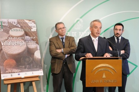 El alcalde de Villaluenga, Alfonso Moscoso, en la presentación del evento, junto al diputado provincial Eduardo Párraga y el subdelegado de la Junta.