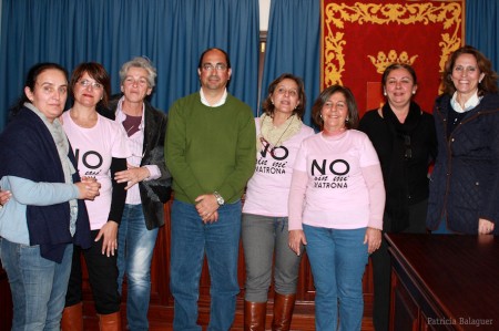 El alcalde de Villamartín, Juan Luis Morales, con componentes de Marea Rosa.