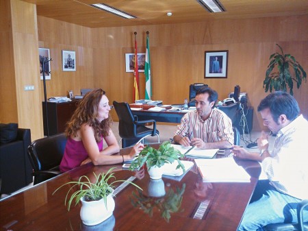 El delegado provincial de Economía, con los concejales socialistas de El Bosque.