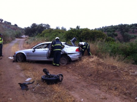 Los bomberos y el coche siniestrado.