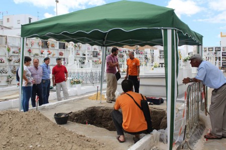 El arquólogo Jesús Román, en el centro, junto a la fosa común (Foto: Juan Luis Verdier).