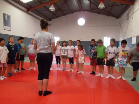 Clase de judo con escolares.