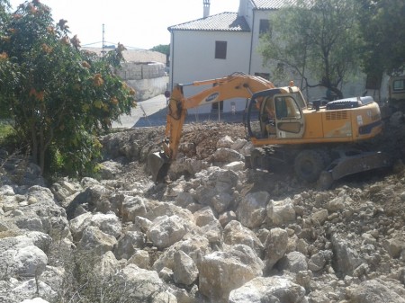 Obras de restauración del cauce del río.