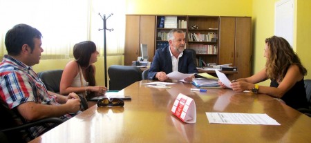 Reunión del presidente de la Mancomunidad de la Sierra, Juan Nieto, con concejales del PSOE y colaboradores en la recogida de firmas, celebrada en julio de 2014.