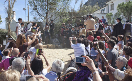 Recreantes y público asistente a la recreación histórica de Grazalema.