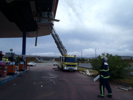 Afianzamiento de techo en la gasolinera de Puerto Serrano: