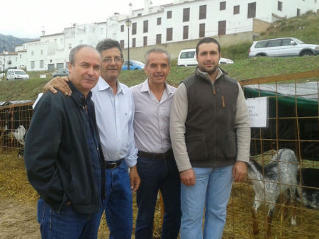 Alfonso Moscoso –segundo por la derecha-, con Manuel Cabrera, portavoz del PSOE en Benaocaz; Cristóbal Yuste, presidente de la Asociación de la Oveja Merina de la Sierra; y el ganadero Antonio Venegas.